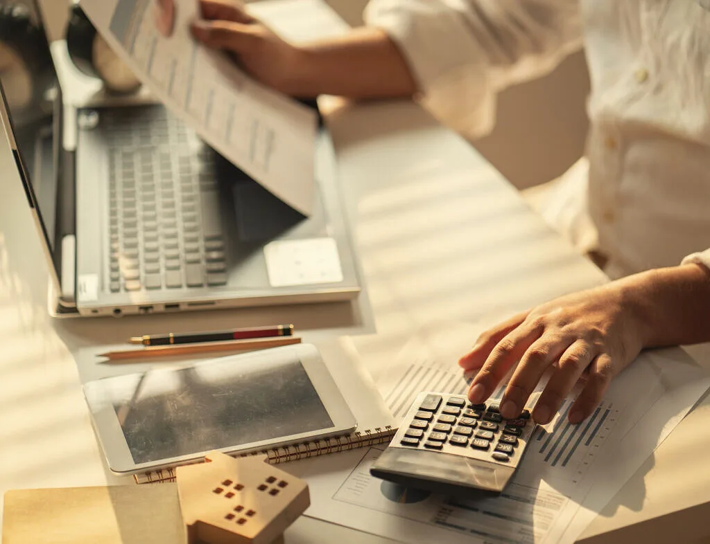 Boekhouder van Emis Finance aan het werk