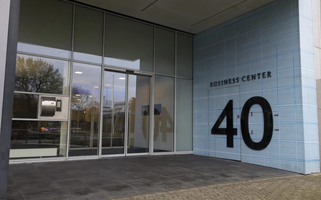 foto van een kantoorgebouw van buitenaf