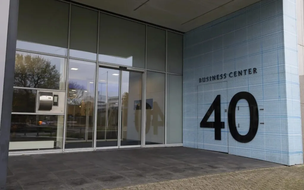 Ingang van het Business Center aan de Boerhaavelaan 40 in Zoetermeer, waar Emis Finance kantoor houdt